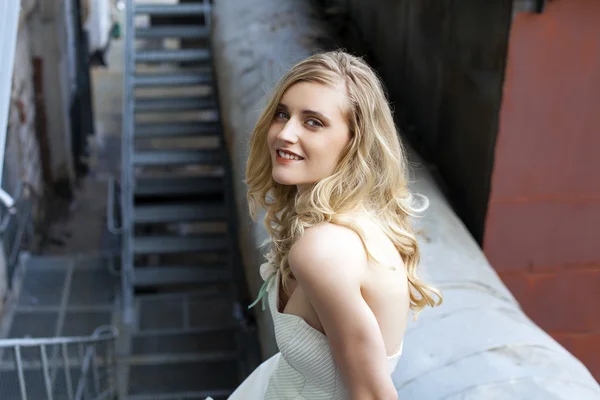 Молода красива блондинка в весільній сукні — стокове фото