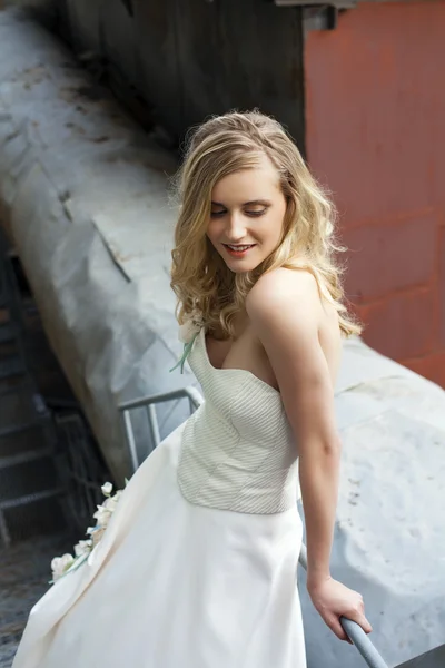 Unga vackra blonda kvinnan i brudklänning — Stockfoto