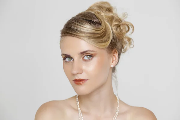 Jeune belle femme blonde avec une coiffure de mariage — Photo