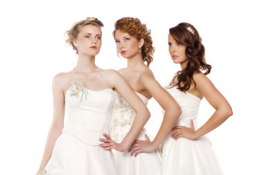 Düğün elbise izole ov üç güzel kadın portresi