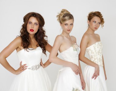 Düğün elbise izole ov üç güzel kadın portresi