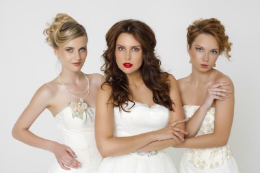 Düğün elbise izole ov üç güzel kadın portresi