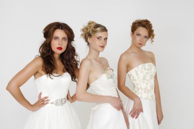 Düğün elbise izole ov üç güzel kadın portresi