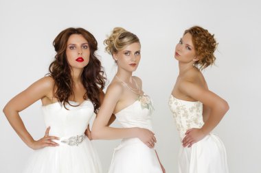 Düğün elbise izole ov üç güzel kadın portresi