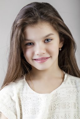 Büyüleyici bir esmer kız portresi