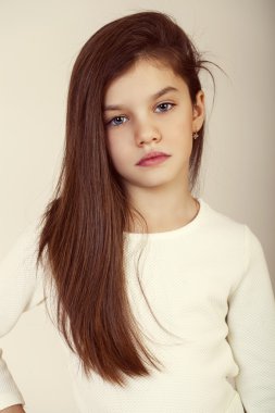 Büyüleyici bir esmer kız portresi