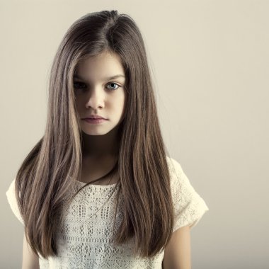 Büyüleyici bir esmer kız portresi