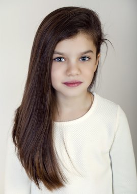 Büyüleyici bir esmer kız portresi