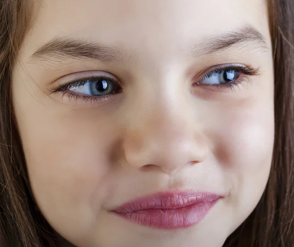 Retrato de una encantadora niña morena — Foto de Stock