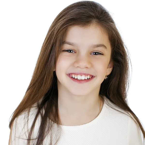 Retrato de una niña encantadora sonriendo a la cámara —  Fotos de Stock