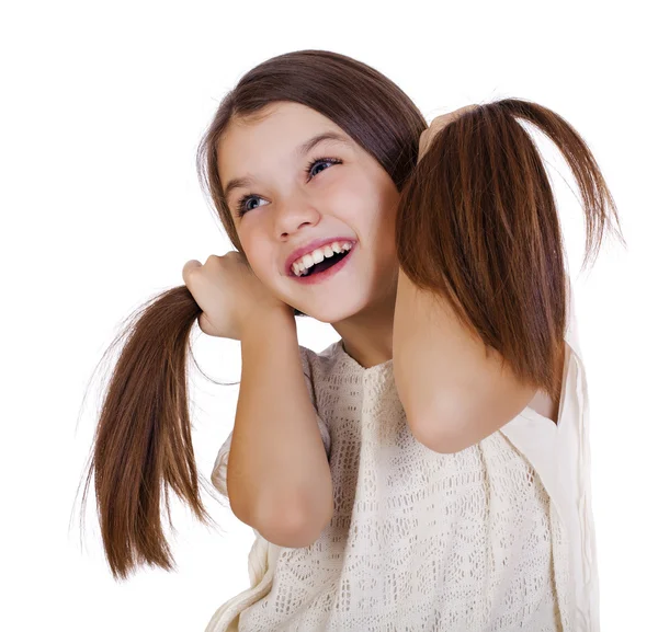 Retrato de una niña encantadora sonriendo a la cámara —  Fotos de Stock