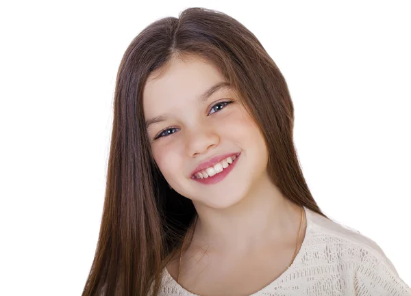 Retrato de una niña encantadora sonriendo a la cámara — Foto de Stock