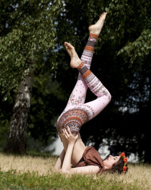 Güzel bacaklarının genç ince model gösterir