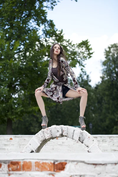 Hermosa mujer joven en vestido marrón — Foto de Stock