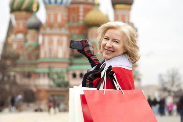 成熟的幸福女人，与购物袋 — 图库照片