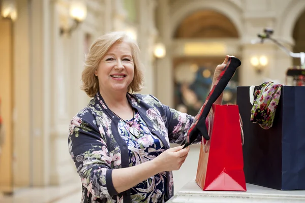 Madura feliz mujer con bolsas de compras —  Fotos de Stock