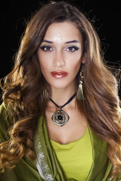 Mujer bonita joven en vestido indio verde —  Fotos de Stock