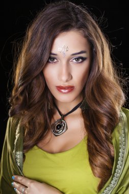 Yeşil Hint elbise genç güzel kadın