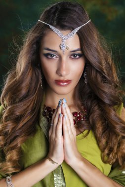 Yeşil Hint elbise genç güzel kadın