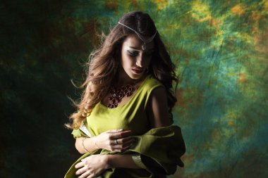 Yeşil Hint elbise genç güzel kadın