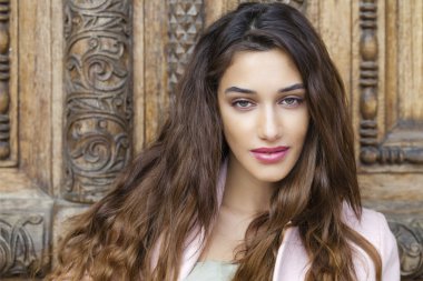 Güzel ve genç birbayan pembe ceket