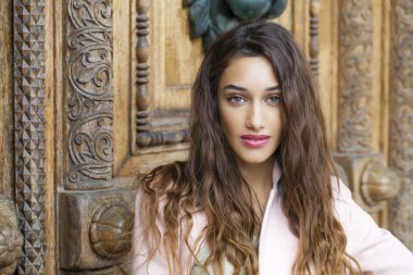 Güzel ve genç birbayan pembe ceket