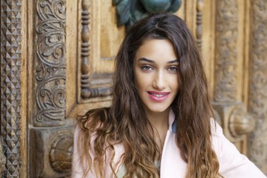 Güzel ve genç birbayan pembe ceket