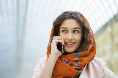 Bir başörtüsü giyen bir Müslüman genç kadın portresi kapatın