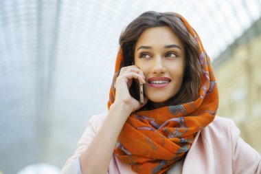 Bir başörtüsü giyen bir Müslüman genç kadın portresi kapatın