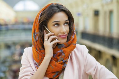 Bir başörtüsü giyen bir Müslüman genç kadın portresi kapatın