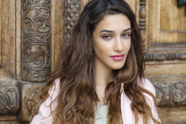 Güzel ve genç birbayan pembe ceket