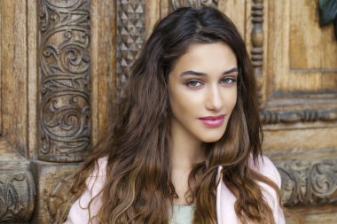 Güzel ve genç birbayan pembe ceket