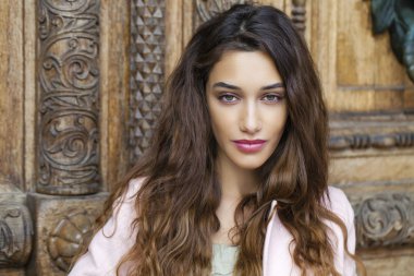 Güzel ve genç birbayan pembe ceket