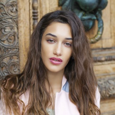 Güzel ve genç birbayan pembe ceket