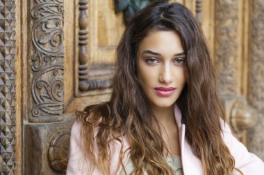 Güzel ve genç birbayan pembe ceket