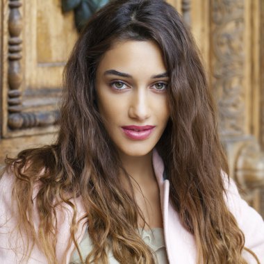 Güzel ve genç birbayan pembe ceket