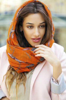 Bir başörtüsü giyen bir Müslüman genç kadın portresi kapatın