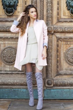 Beyaz seksi elbiseli güzel genç kadın