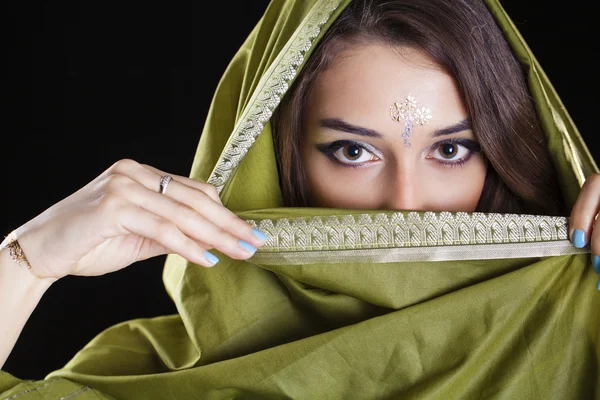 Mujer bonita joven en vestido indio verde — Foto de Stock