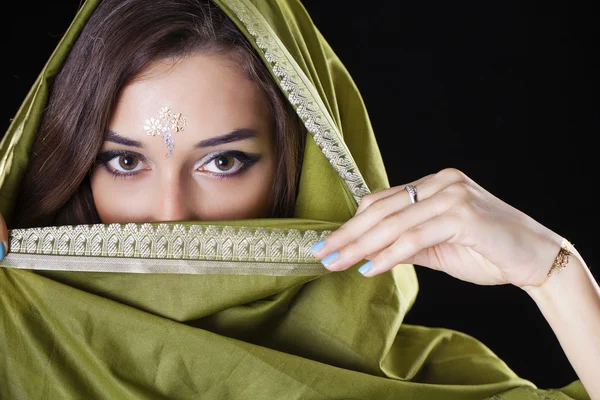 Jovem mulher bonita em vestido indiano verde — Fotografia de Stock