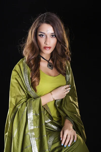 Junge hübsche Frau im grünen indischen Kleid — Stockfoto