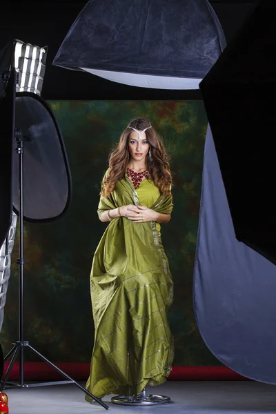 Giovane bella donna in abito verde indiano — Foto Stock