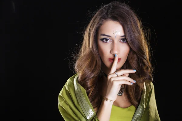 Jovem mulher bonita em vestido indiano verde — Fotografia de Stock