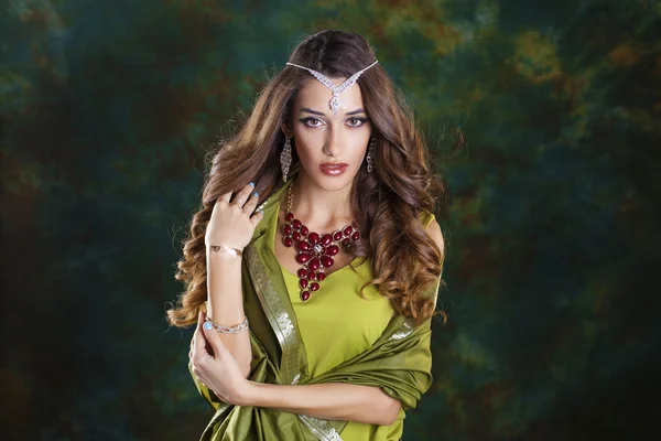 Молода красива жінка в зеленій індійській сукні — стокове фото