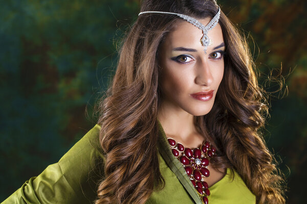 Молодая красивая женщина в зеленом индийском платье
