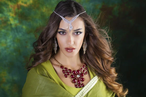 Jonge mooie vrouw in groene Indiase jurk — Stockfoto