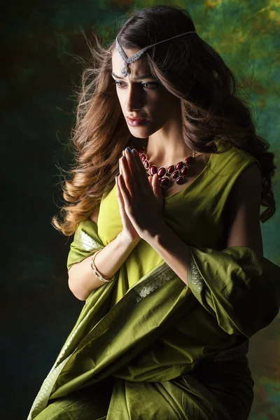 Ung vacker kvinna i grön Indiska klänning — Stockfoto