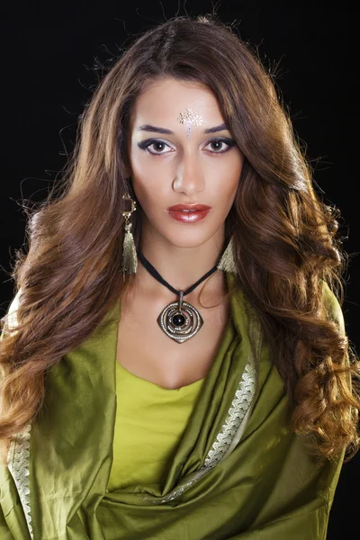 Jeune jolie femme en robe indienne verte — Photo