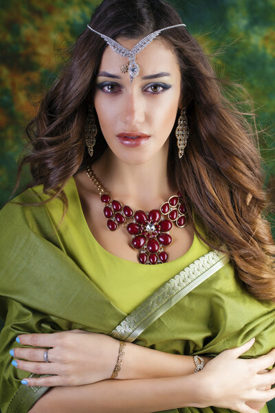Молодая красивая женщина в зеленом индийском платье

