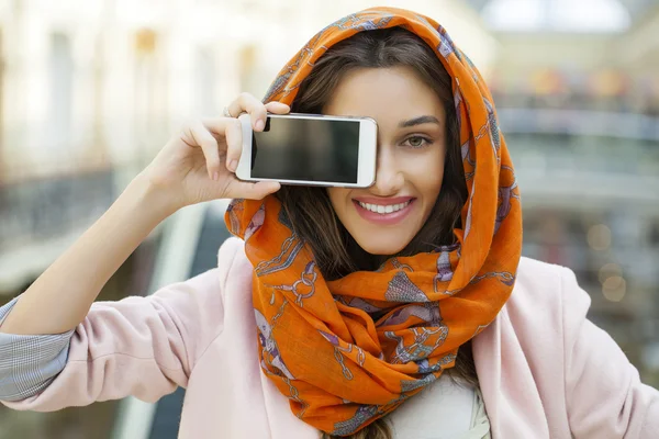 Retrato de cerca de una joven musulmana con un pañuelo en la cabeza — Foto de Stock